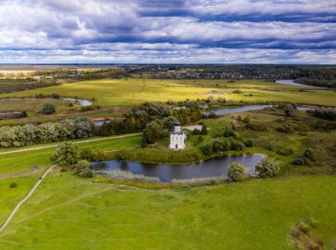 Eski şehrin panoramik manzarası. Eski binalar ve insansız hava aracından çekilmiş bir kilise.