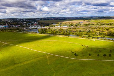 Eski şehrin panoramik manzarası. Eski binalar ve insansız hava aracından çekilmiş bir kilise.