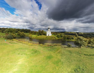 Eski şehrin panoramik manzarası. Eski binalar ve insansız hava aracından çekilmiş bir kilise.