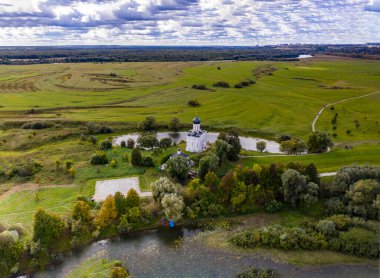 Eski şehrin panoramik manzarası. Eski binalar ve insansız hava aracından çekilmiş bir kilise.