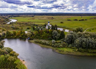 Eski şehrin panoramik manzarası. Eski binalar ve insansız hava aracından çekilmiş bir kilise.