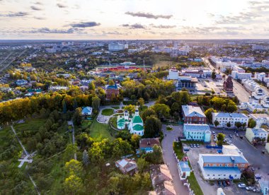 Eski şehrin panoramik manzarası. Eski binalar ve insansız hava aracından çekilmiş bir kilise.