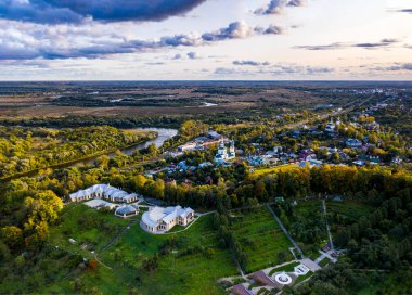 Eski şehrin panoramik manzarası. Eski binalar ve insansız hava aracından çekilmiş bir kilise.