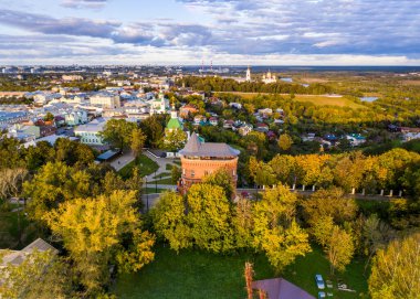 Eski şehrin panoramik manzarası. Eski binalar ve insansız hava aracından çekilmiş bir kilise.