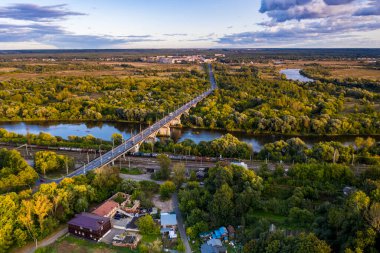 Eski şehrin panoramik manzarası. Eski binalar ve insansız hava aracından çekilmiş bir kilise.