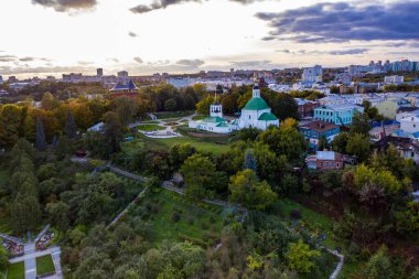 Eski şehrin panoramik manzarası. Eski binalar ve insansız hava aracından çekilmiş bir kilise.