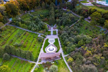 Eski şehrin panoramik manzarası. Eski binalar ve insansız hava aracından çekilmiş bir kilise.