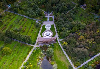 Eski şehrin panoramik manzarası. Eski binalar ve insansız hava aracından çekilmiş bir kilise.