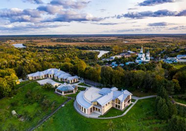 Eski şehrin panoramik manzarası. Eski binalar ve insansız hava aracından çekilmiş bir kilise.