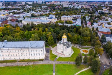 Eski şehrin panoramik manzarası. Eski binalar ve insansız hava aracından çekilmiş bir kilise.