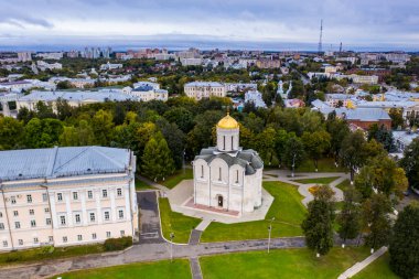 Eski şehrin panoramik manzarası. Eski binalar ve insansız hava aracından çekilmiş bir kilise.
