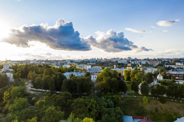 Eski şehrin panoramik manzarası. Eski binalar ve insansız hava aracından çekilmiş bir kilise.