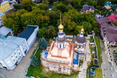 Eski şehrin panoramik manzarası. Eski binalar ve insansız hava aracından çekilmiş bir kilise.