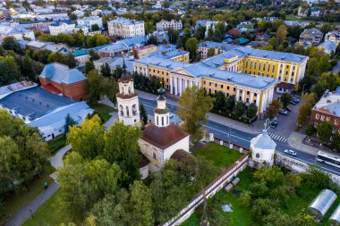 Eski şehrin panoramik manzarası. Eski binalar ve insansız hava aracından çekilmiş bir kilise.