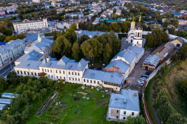 Eski şehrin panoramik manzarası. Eski binalar ve insansız hava aracından çekilmiş bir kilise.