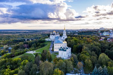 Eski şehrin panoramik manzarası. Eski binalar ve insansız hava aracından çekilmiş bir kilise.