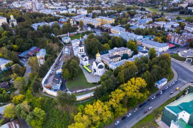 Eski şehrin panoramik manzarası. Eski binalar ve insansız hava aracından çekilmiş bir kilise.