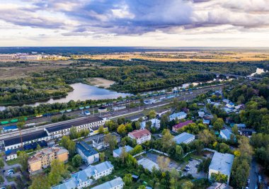 Eski şehrin panoramik manzarası. Eski binalar ve insansız hava aracından çekilmiş bir kilise.