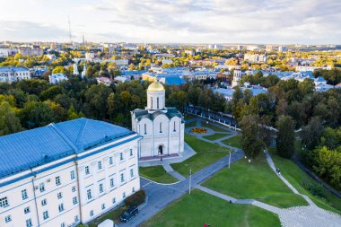 Eski şehrin panoramik manzarası. Eski binalar ve insansız hava aracından çekilmiş bir kilise.