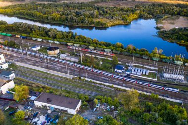 Eski şehrin panoramik manzarası. Eski binalar ve insansız hava aracından çekilmiş bir kilise.