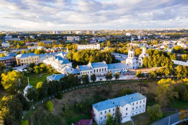 Eski şehrin panoramik manzarası. Eski binalar ve insansız hava aracından çekilmiş bir kilise.