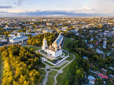 Eski şehrin panoramik manzarası. Eski binalar ve insansız hava aracından çekilmiş bir kilise.