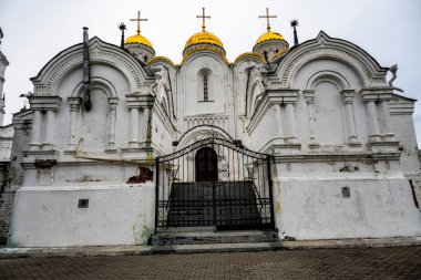 Eski kasabadaki bir tepedeki eski beyaz taş kilise