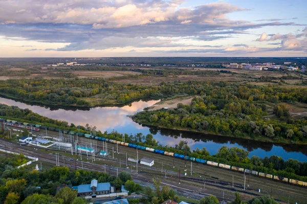 Eski şehrin panoramik manzarası. Eski binalar ve insansız hava aracından çekilmiş bir kilise.