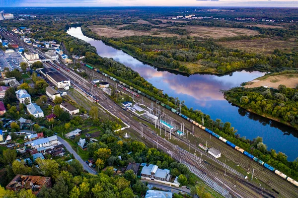 Eski beyaz taş manastırın panoramik görüntüsü. Mavi kubbeleri insansız hava aracından çekilmiş.