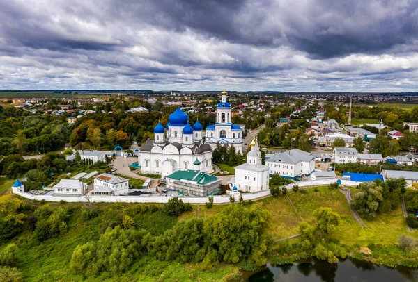 Eski beyaz taş manastırın panoramik görüntüsü. Mavi kubbeleri insansız hava aracından çekilmiş.
