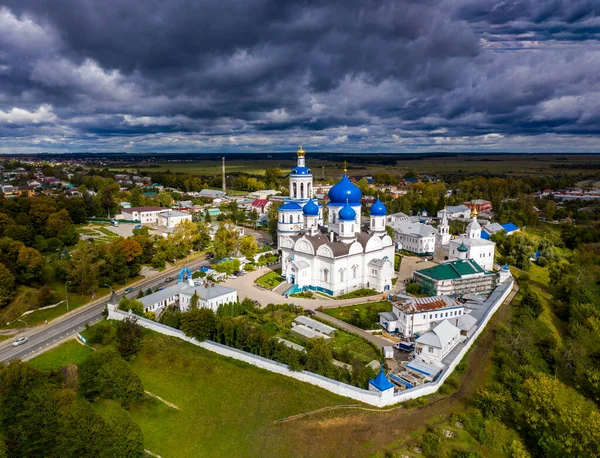 Eski beyaz taş manastırın panoramik görüntüsü. Mavi kubbeleri insansız hava aracından çekilmiş.