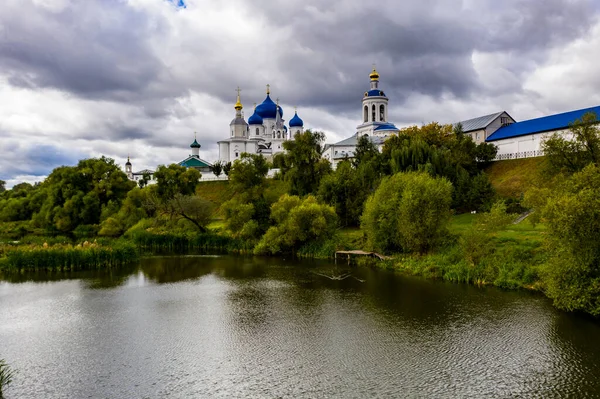 Eski beyaz taş manastırın panoramik görüntüsü. Mavi kubbeleri insansız hava aracından çekilmiş.
