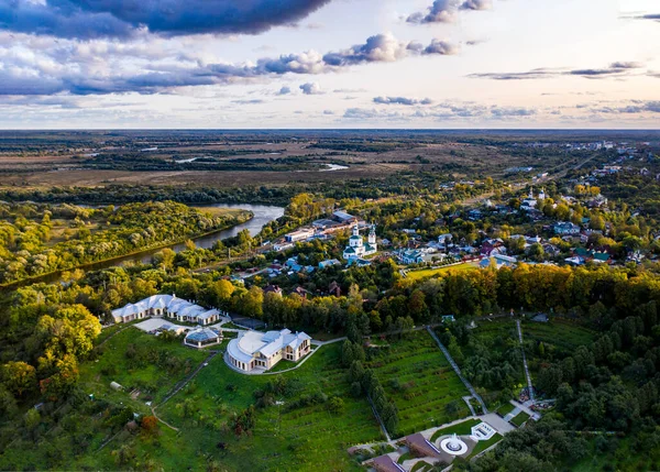 Eski şehrin panoramik manzarası. Eski binalar ve insansız hava aracından çekilmiş bir kilise.