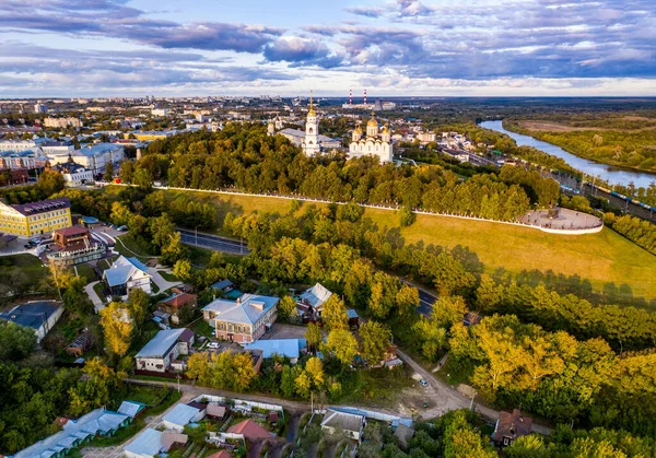 Eski şehrin panoramik manzarası. Eski binalar ve insansız hava aracından çekilmiş bir kilise.
