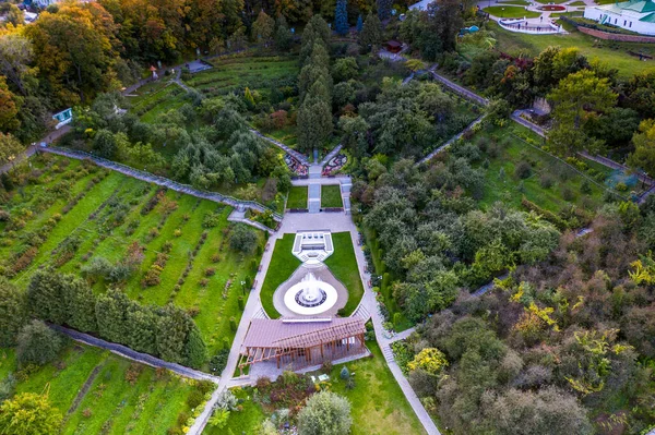 Eski şehrin panoramik manzarası. Eski binalar ve insansız hava aracından çekilmiş bir kilise.