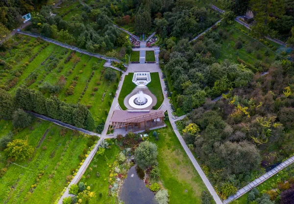 Eski şehrin panoramik manzarası. Eski binalar ve insansız hava aracından çekilmiş bir kilise.