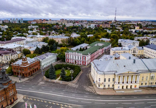 Eski şehrin panoramik manzarası. Eski binalar ve insansız hava aracından çekilmiş bir kilise.