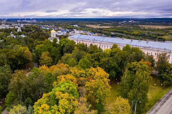 Eski şehrin panoramik manzarası. Eski binalar ve insansız hava aracından çekilmiş bir kilise.