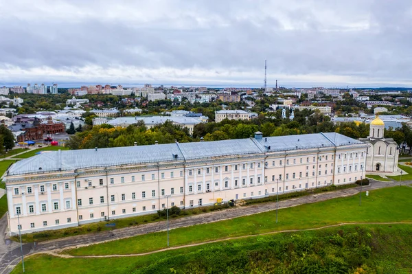 Eski şehrin panoramik manzarası. Eski binalar ve insansız hava aracından çekilmiş bir kilise.