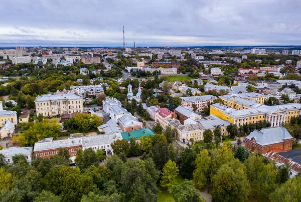 Eski şehrin panoramik manzarası. Eski binalar ve insansız hava aracından çekilmiş bir kilise.