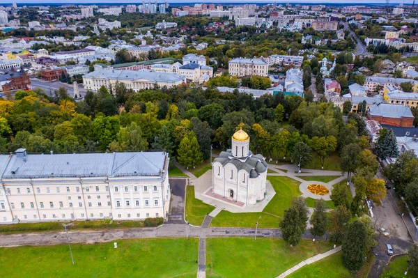 Eski şehrin panoramik manzarası. Eski binalar ve insansız hava aracından çekilmiş bir kilise.