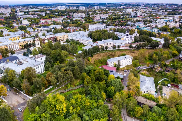 Eski şehrin panoramik manzarası. Eski binalar ve insansız hava aracından çekilmiş bir kilise.