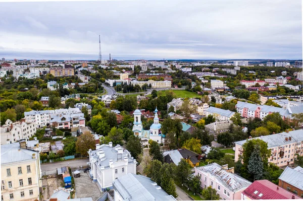 Eski şehrin panoramik manzarası. Eski binalar ve insansız hava aracından çekilmiş bir kilise.
