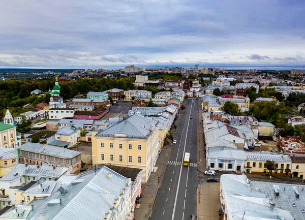 Eski şehrin panoramik manzarası. Eski binalar ve insansız hava aracından çekilmiş bir kilise.