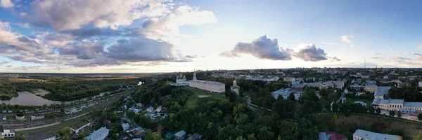 Panoramatický Výhled Starou Městskou Čtvrť Starobylými Budovami Kostelem Natočeným Dronu — Stock fotografie