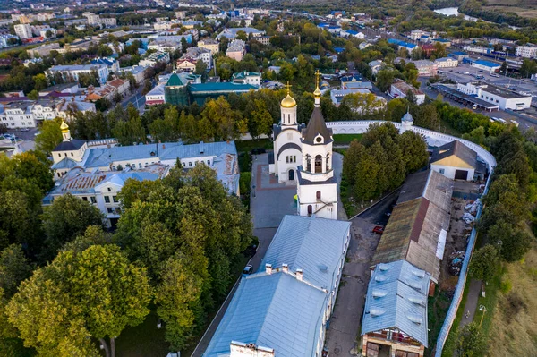 Eski şehrin panoramik manzarası. Eski binalar ve insansız hava aracından çekilmiş bir kilise.