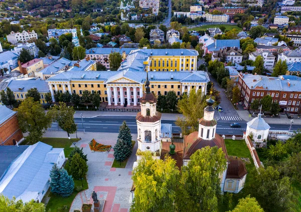 Eski şehrin panoramik manzarası. Eski binalar ve insansız hava aracından çekilmiş bir kilise.