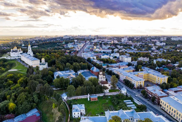 Eski şehrin panoramik manzarası. Eski binalar ve insansız hava aracından çekilmiş bir kilise.