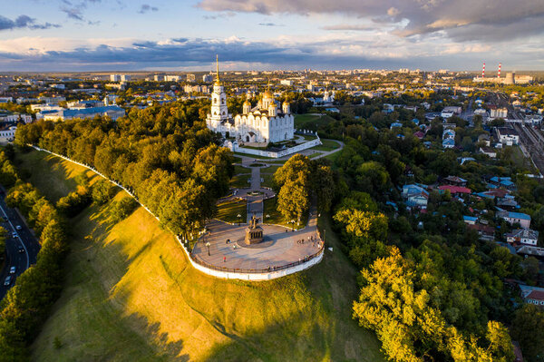 панорамный вид на старую часть города с древними зданиями и церковь, снятую с беспилотника