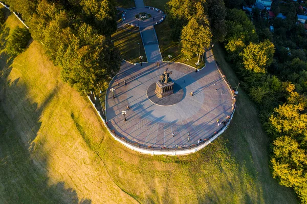 Eski şehrin panoramik manzarası. Eski binalar ve insansız hava aracından çekilmiş bir kilise.